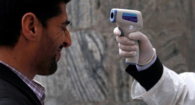 Temperature screening. Photo: REUTERS/Mohammad Ismail