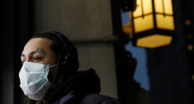 A person wearing a medical mask. Photo: REUTERS/Andrew Kelly