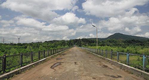 The Enguri Bridge. The border between Georgia and Abkhazia. Photo: Marcin Konsek / Wikimedia Commons