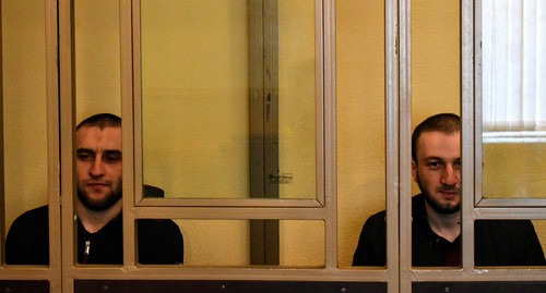 Mukhtar and Ismail Kurbanovs waiting for the court verdict announcement. Photo by Konstantin Volgin for the Caucasian Knot