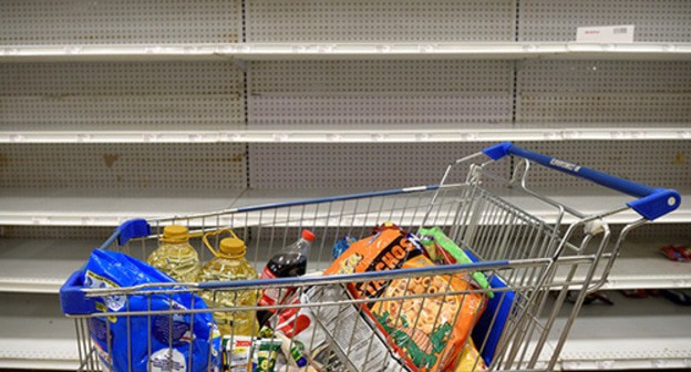 Empty store shelves. Photo: REUTERS/Santiago Arcos