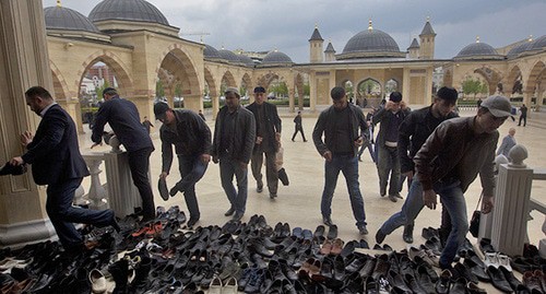 Believers at the entrance to a mosque. Photo: REUTERS/Maxim Shemetov