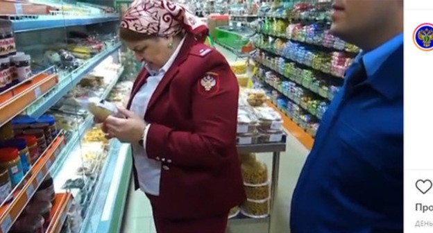 Food prices control in the shops in Chechnya. Screenshot of the video on Instagram https://www.instagram.com/p/B-CeT6MK_ud/