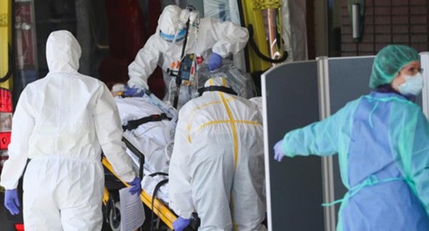 Health workers in protective clothing. Photo: REUTERS/Susana Vera