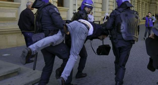 Policemen detaining an activist in Baku. Photo by Aziz Karimov for the Caucasian Knot