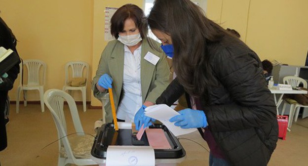 At a polling station in Nagorno-Karabakh, March 31, 2020. Photo by Alvard Grigoryan for the Caucasian Knot