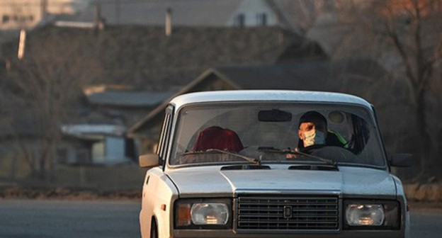 A car driver in a face mask, Russia, March 2020. Photo: REUTERS/Alexey Malgavko