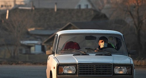 A car driver in a face mask, Russia, March 2020. Photo: REUTERS/Alexey Malgavko