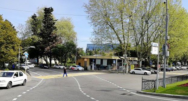 A pedestrian on the street in Sochi during quarantine. Photo by Svetlana Kravchenko for the "Caucasian Knot"