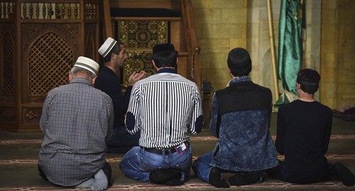 Believers praying. Photo: Elena Sineok, Yuga.ru