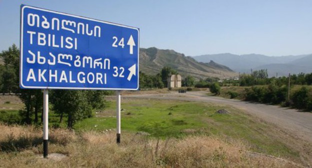 Road sign Tbilisi-Akhalgori. Photo: Nikolai Bangsgaard,  https://commons.wikimedia.org/wiki/Category:Akhalgori