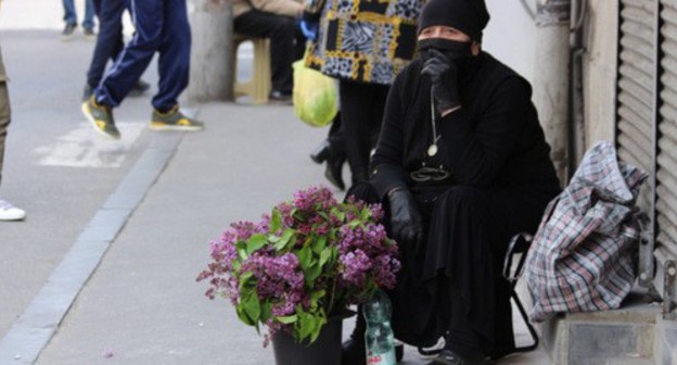 A street vendor selling flowers in Tbilisi. April 2020. Photo by Inna Kukudjanova for the "Caucasian Knot"