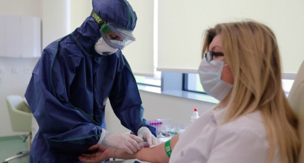 Medical worker is taking COVID-19 test. Photo: REUTERS/Maxim Shemetov