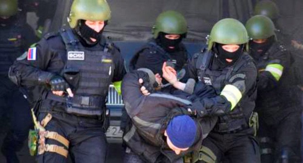 Law enforcers during detention. Photo: press service of the National Antiterrorism Committee: http://nac.gov.ru