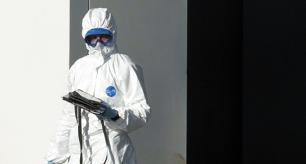 Medic in a protective suit. Photo: REUTERS/Tatyana Makeyeva