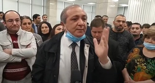 Protest action held by "Amrakhbank" employees. Screenshot from video posted by Azad Soz:  https://www.youtube.com/watch?time_continue=5&v=lrBHMJ7RaMM&feature=emb_logo.