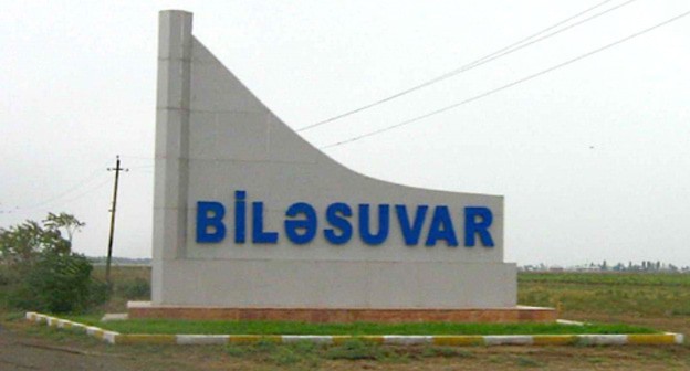 A signpost at the entrance to the Azerbaijani city of Bilasuvar. Photo: Ds02006, https://commons.wikimedia.org/w/index.php?curid=4878047