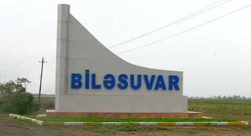 A signpost at the entrance to the Azerbaijani city of Bilasuvar. Photo: Ds02006, https://commons.wikimedia.org/w/index.php?curid=4878047