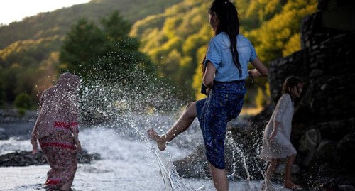 Chechen girls playing in a river. Photo: REUTERS/Ekaterina Anchevskaya