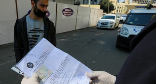 Policeman checking ID, Baku, April 2020. Photo by Aziz Karimov for the Caucasian Knot