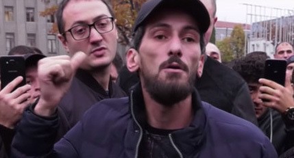 Vadim Cheldiev takes part in protest action against 'Electrozinc' plant at the government building of North Ossetia. Screenshot: https://www.youtube.com/watch?v=XAQJir8pMrw