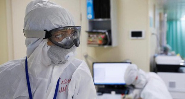 Medical worker in a protective suit during coronavirus outbreak. Photo: REUTERS/Maxim Shemetov