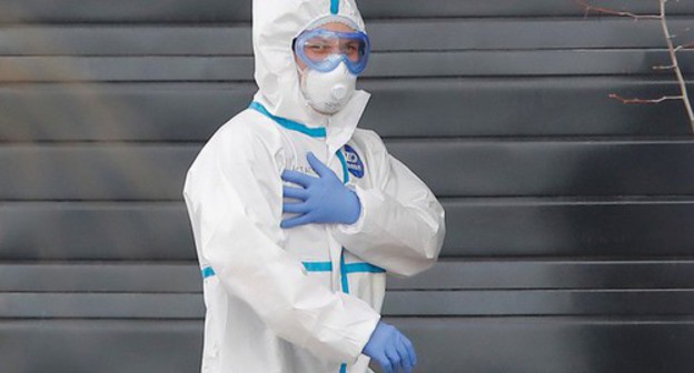 Medical worker in a protective suit. Photo: REUTERS/Maxim Shemetov