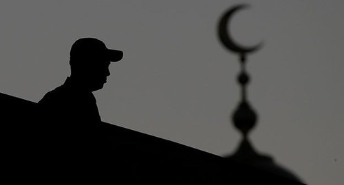 A police officer near a mosque. Photo: REUTERS/Maxim Shemetov