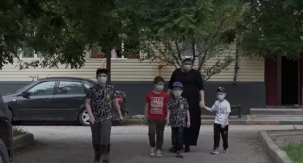 A family on a walk. Grozny, Chechnya. Screenshot of the video https://newsvideo.su/video/12844096