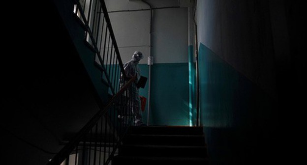 A medical worker in a dwelling house. Photo: REUTERS/Tatyana Makeyeva