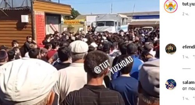 A gathering of local residents in the village of Manas (Dagestan). Screenshot: https://www.instagram.com/p/CBN0AzHgqqf/