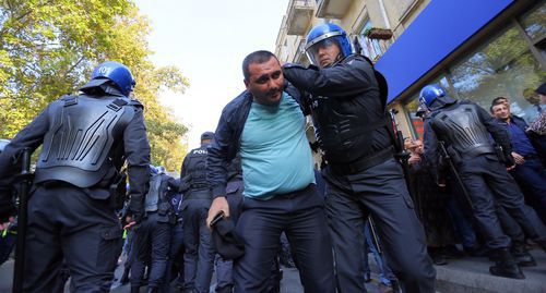 Policemen detain an activist in Baku. Photo by Aziz Karimov for the Caucasian Knot