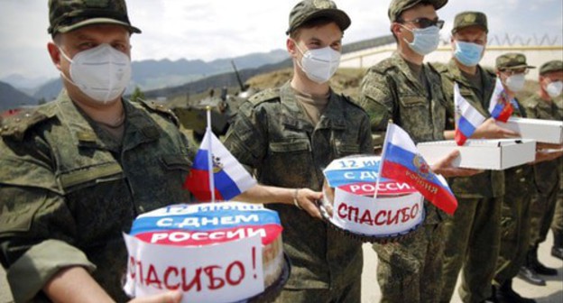 Residents of the village of Botlikh in Dagestan express gratitude to military doctors for the their help in fighting coronavirus pandemic and presented over 30 national pies, June 12, 2020. Photo: press service of the Southern Eastern Military District