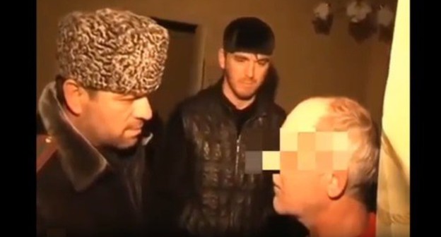 Abushaikh Vismuradov (left). Screenshot from video spread among residents of Chechnya through the WhatsApp messenger