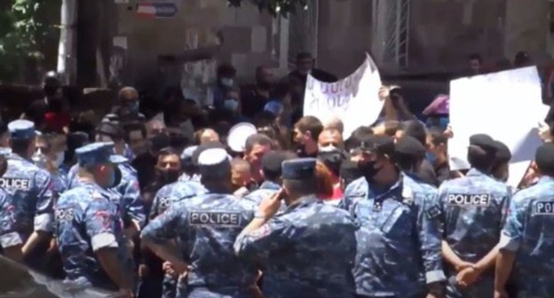 Police in Armenia at the action of supporters of Gagik Tsarukyan. Screenshot of the video at the NEWS AM channel
https://www.youtube.com/watch?time_continue=2&amp;v=ERHHoyz1_R4&amp;feature=emb_logo