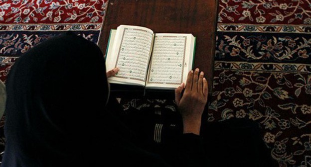 A woman reading Koran. Photo: REUTERS/Njeri Mwangi