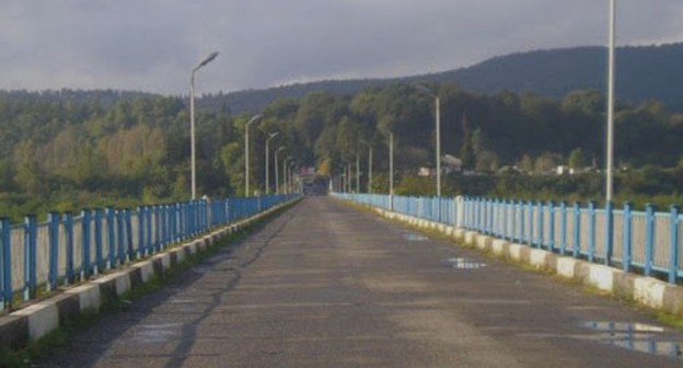 The "Ingur" border checkpoint. Photo: http://abkhazinform.com/item/3293-na-kpp-ingur-sostoyalsya-obmen-pomilovannykh-grazhdan-gruzii-i-yuzhnoj-osetii