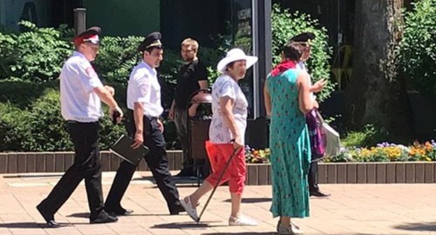 Pensioners detained in Sochi for pickets and policemen. Photo courtesy of Anna Kolmagortseva