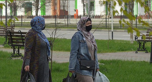 Women in masks in Grozny. Photo: REUTERS/Ramzan Musaev