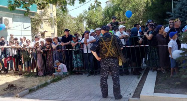 Residents of Kaspiysk watching the Victory Parade behind a metal barrier, June 24, 2020. Photo by Rasul Magomedov