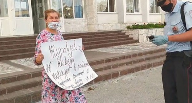 Resident of the village of Prokhaladnoye holds solo picket. Photo by Lyudmila Maratova for the Caucasian Knot