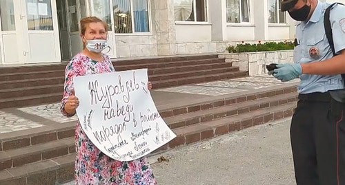 Resident of the village of Prokhaladnoye holds solo picket. Photo by Lyudmila Maratova for the Caucasian Knot