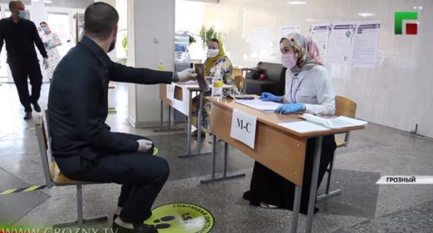 At a polling station in Grozny. Screenshot from video posted by ChGTRK 'Grozny': https://www.youtube.com/watch?v=QiOTwmv6OBk