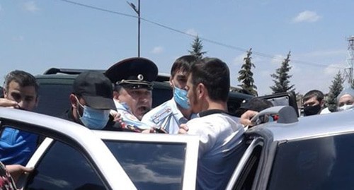 Participants of the protest of forced migrants talk to law enforcers. Magas. Photo by Umar Yovloy for the "Caucasian Knot"