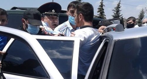 Participants of a rally of forced migrants talk to policemen. Photo by Umar Yovloi for the Caucasian Knot