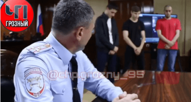 A policeman scolds three residents of Chechnya for dangerous driving. Screeshot: https://www.instagram.com/p/CCfhrStFt-X/.