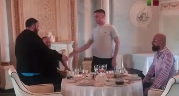 Chechen blogger Zelimkhan Zelimkhanov shakes hands with Svyatoslav Kovalenko. Screenshot https://www.instagram.com/p/CCmDn0FFJfJ/