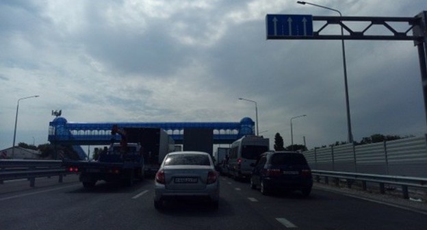 A line of cars at the entrance to Chechnya. Photo by Rasul Magomedov for the "Caucasian Knot"