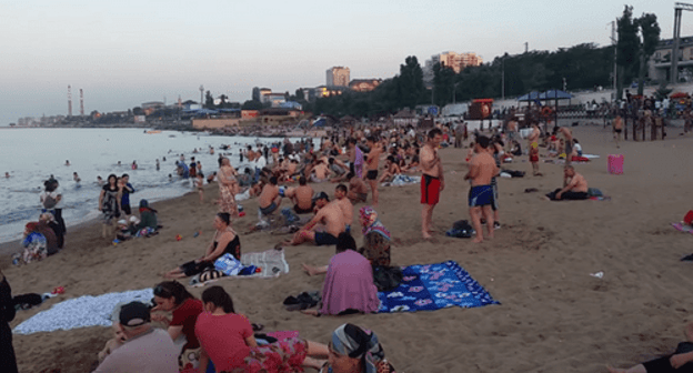 Beach visitors in Makhachkala. Screenshot of the video by "Byuro Perevodov" https://www.youtube.com/watch?v=VHiui7lZNkM