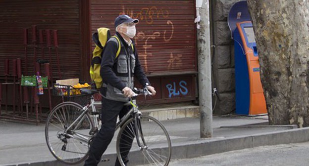 A man wearing a face mask. Photo by Inna Kukudjanova for the "Caucasian Knot"